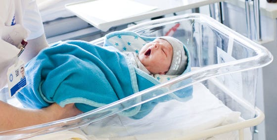 Baby in wiegje