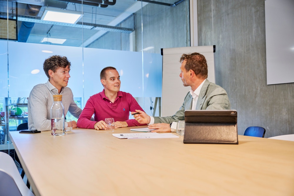 Stel krijgt advies met hypotheekadviseur