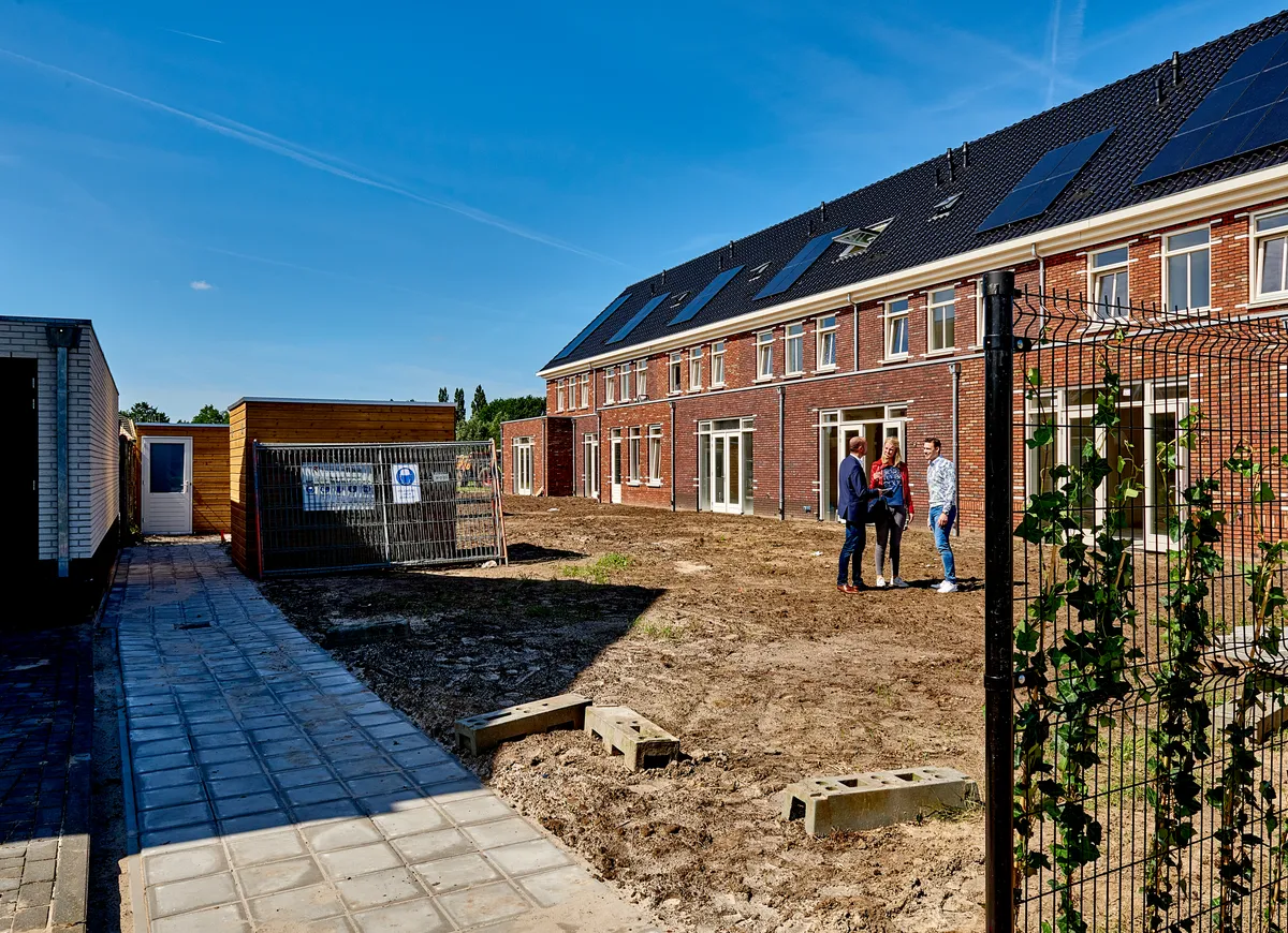 Groepje mensen in nieuwbouw tuin