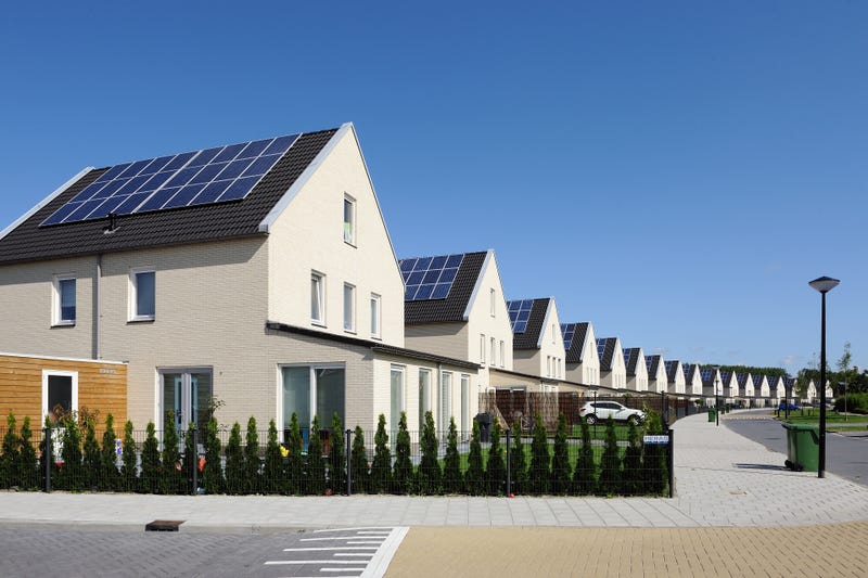 Huizen met zonnepanelen op het dak