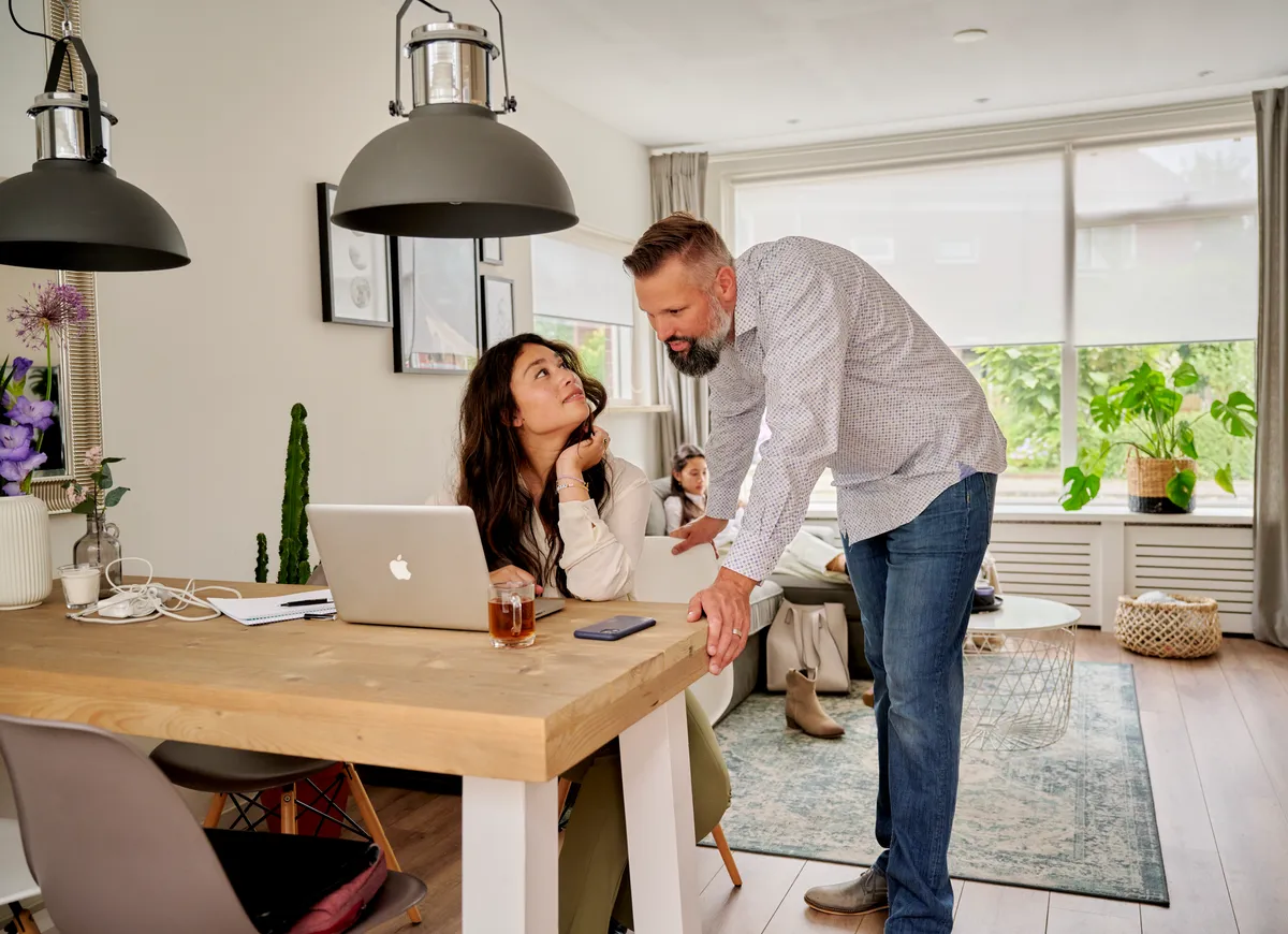man en vrouw achter laptop