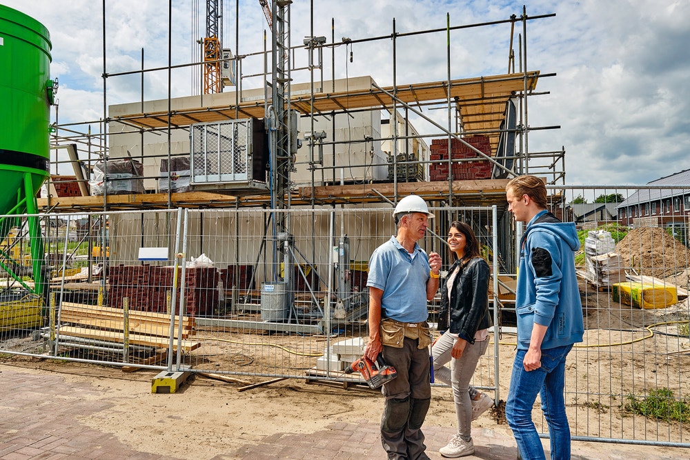 stel en projectontwikkelaar bij woning in aanbouw
