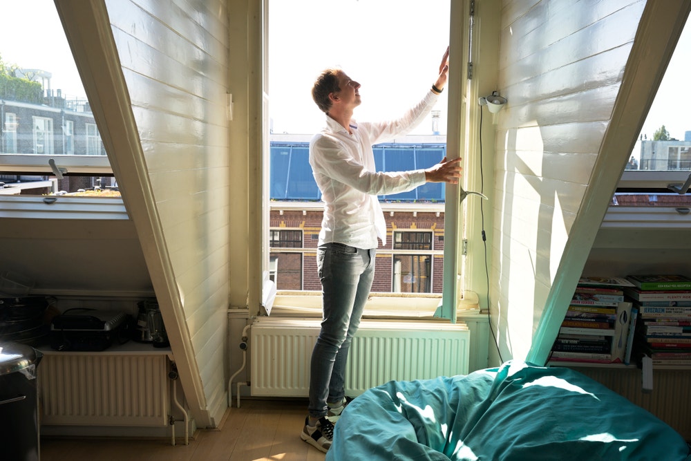 man controleert klapraam