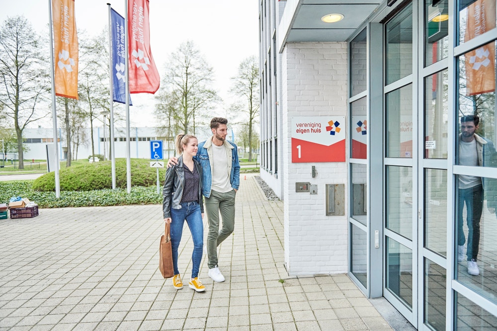 stel loopt naar ingang kantoor