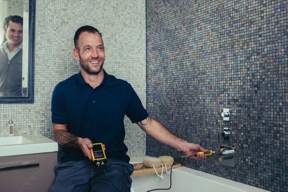 Man voert lekdetectie uit