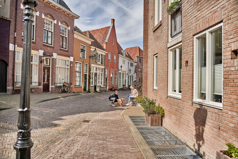 straat met oude woningen