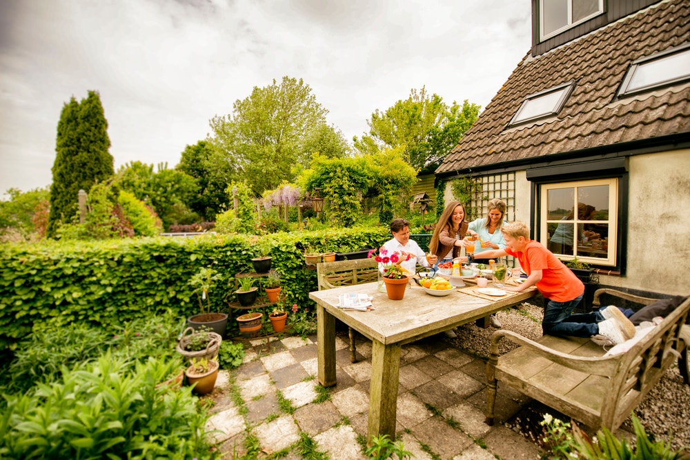 gezin eet in tuin