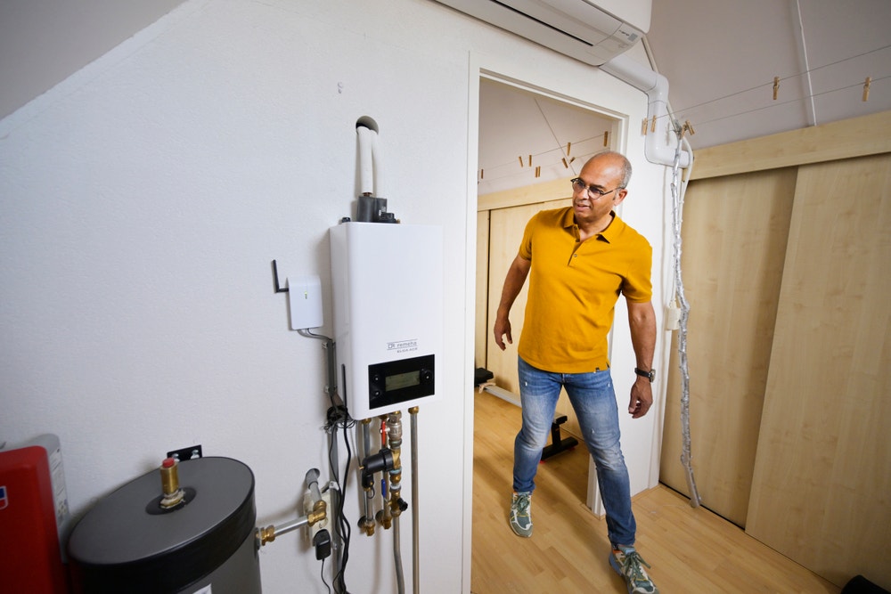 Man bekijkt binnenunit van zijn warmtepomp.