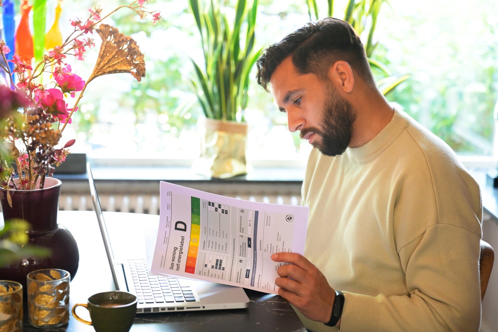 man bekijkt energielabel
