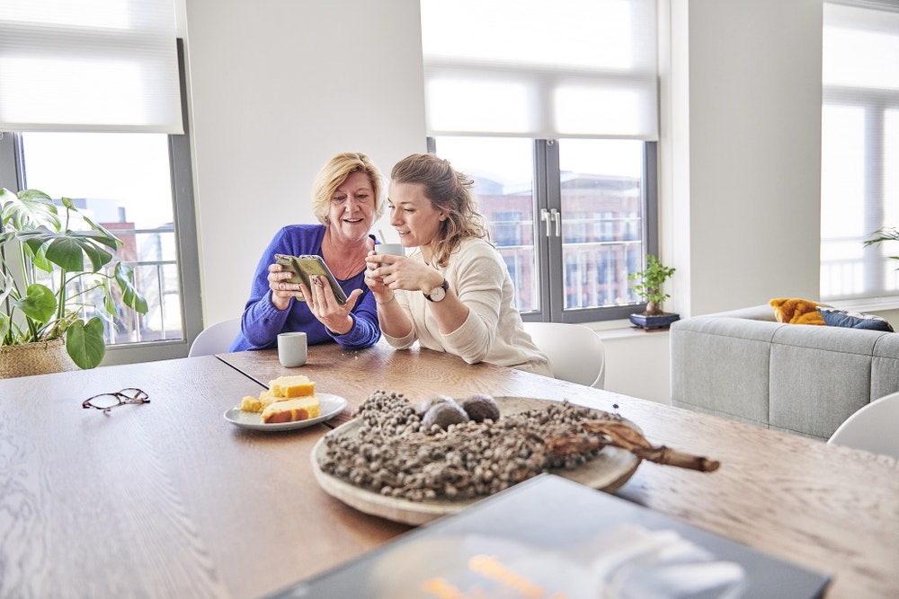 vrouwen drinken koffie aan tafel