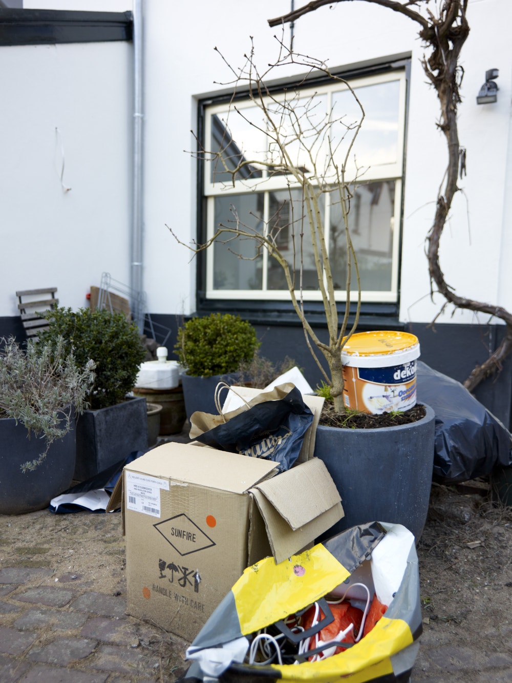 Huis in de verbouwing met rommel voor de woning