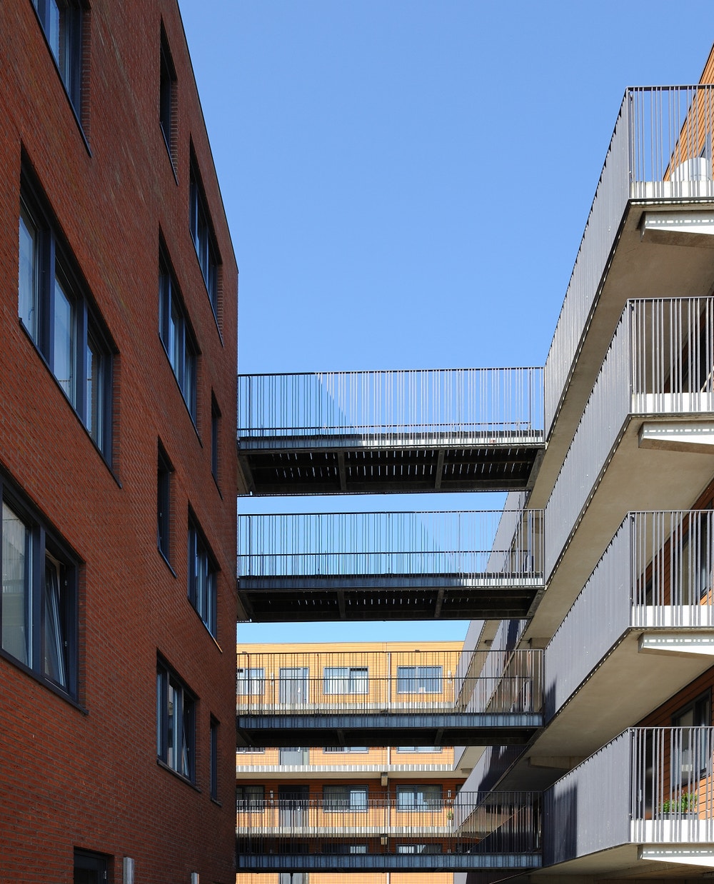 loopbruggen tussen flats