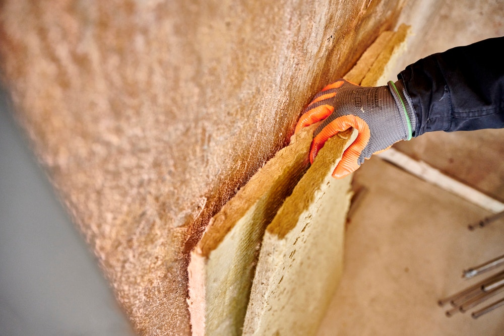 isolatiespecialist pakt isolatiemateriaal