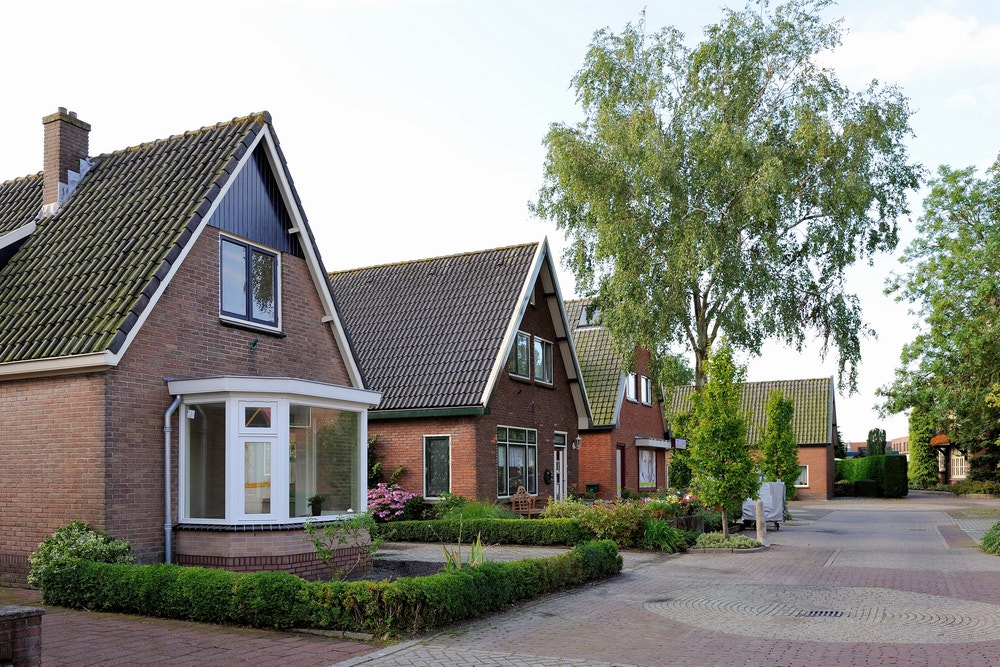 Straat met huizen met een schuin dak