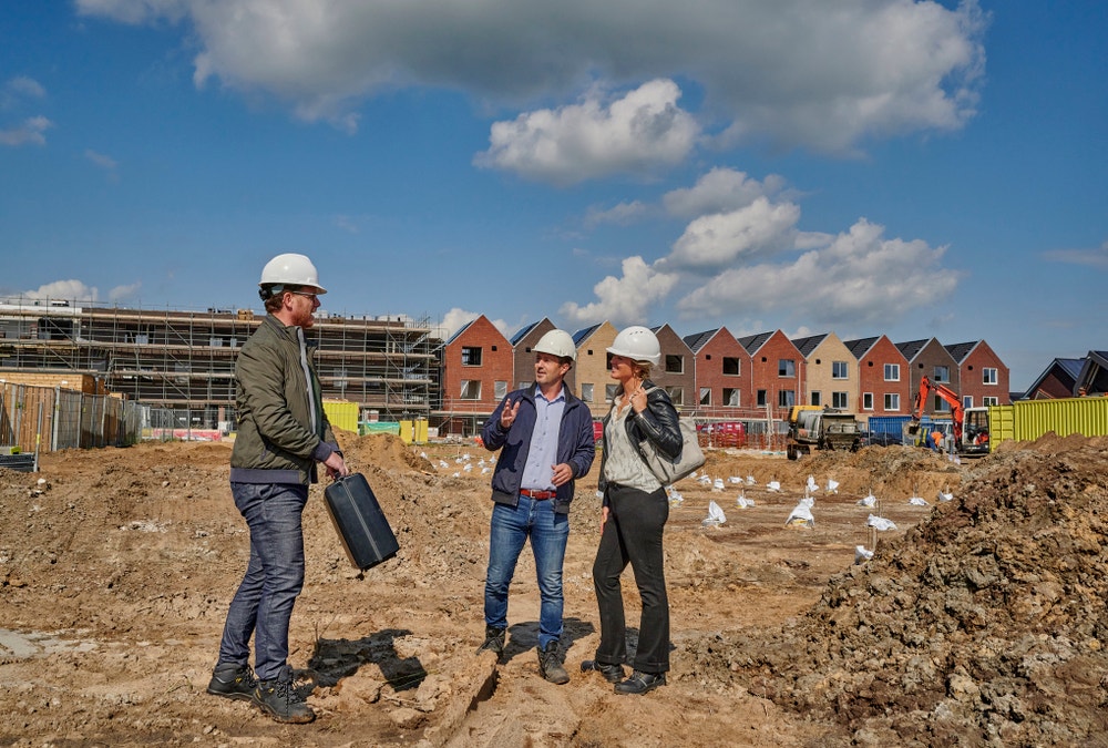 projectontwikkelaar man en vrouw op bouwgrond