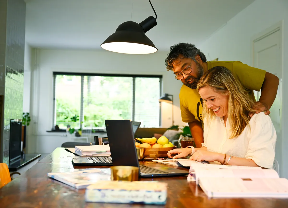 Twee personen die plannen doornemen