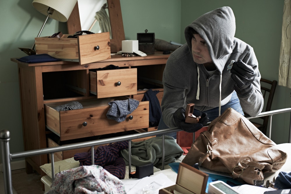Inbreker haalt huis overhoop