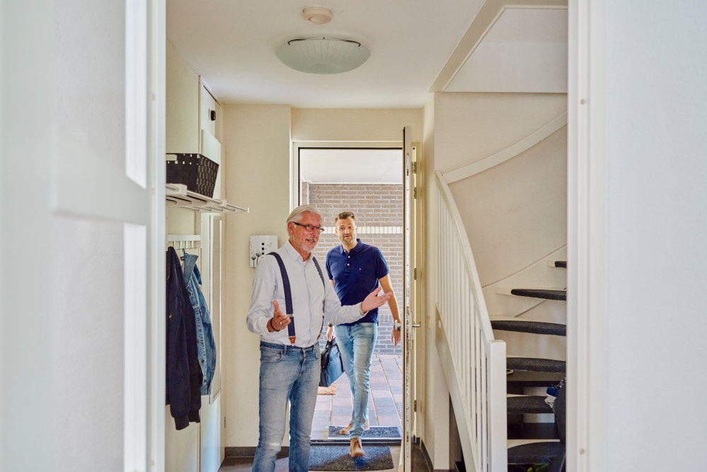 Gepensioneerd persoon ontvangt zijn zoon in eigen huis