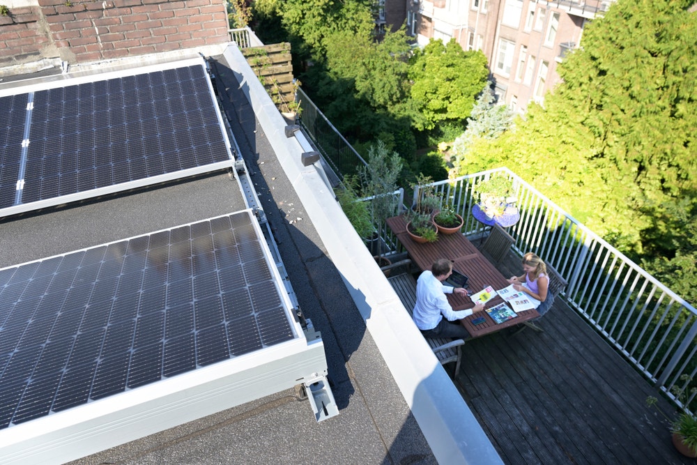 koppel op dakterras aan tafel
