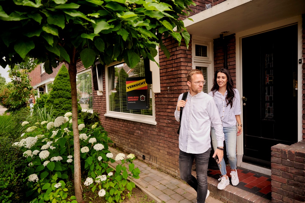 Man en vrouw voor deur