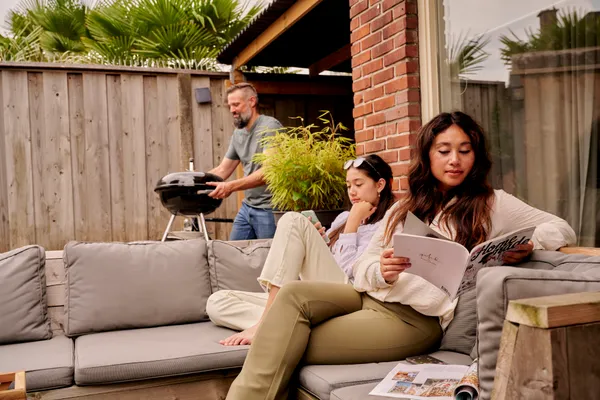 Gezin in tuin