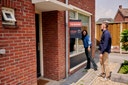 man en vrouw voor koophuis