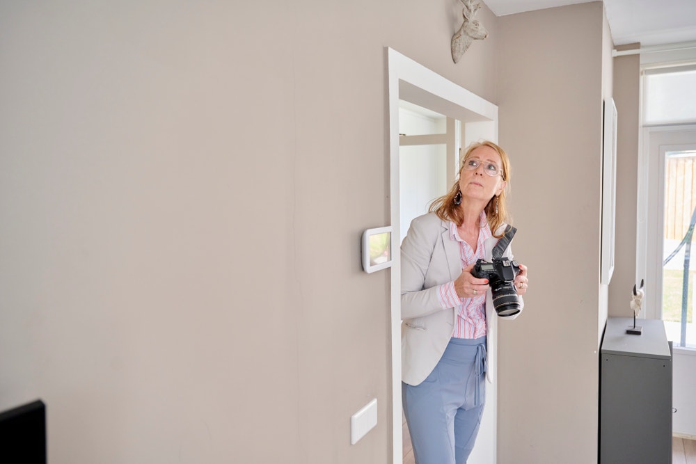 Vrouw met fotocamera