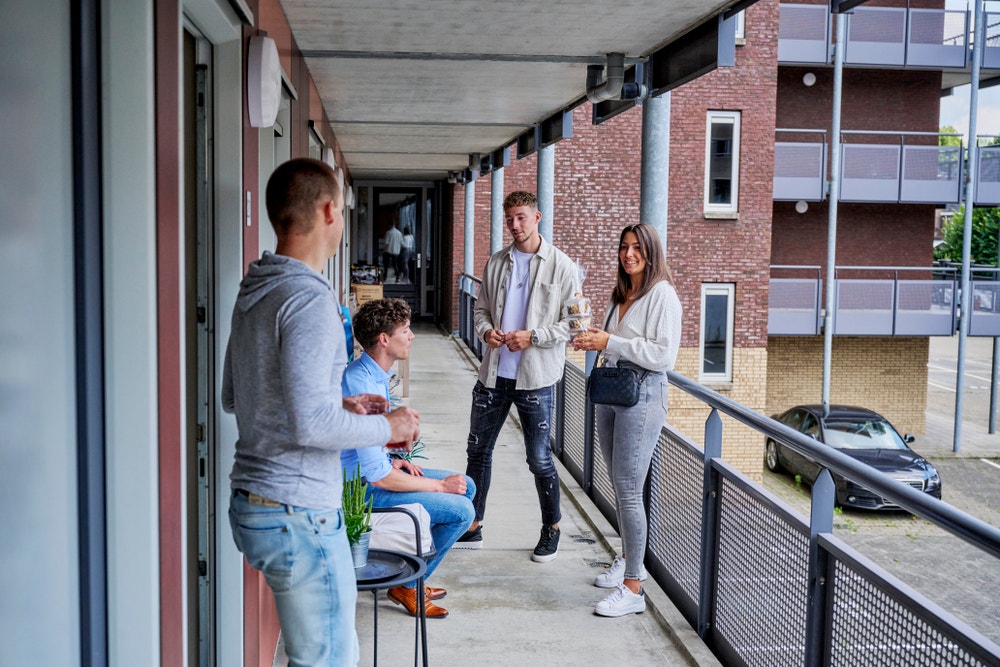 personen hebben gesprek op gallerij