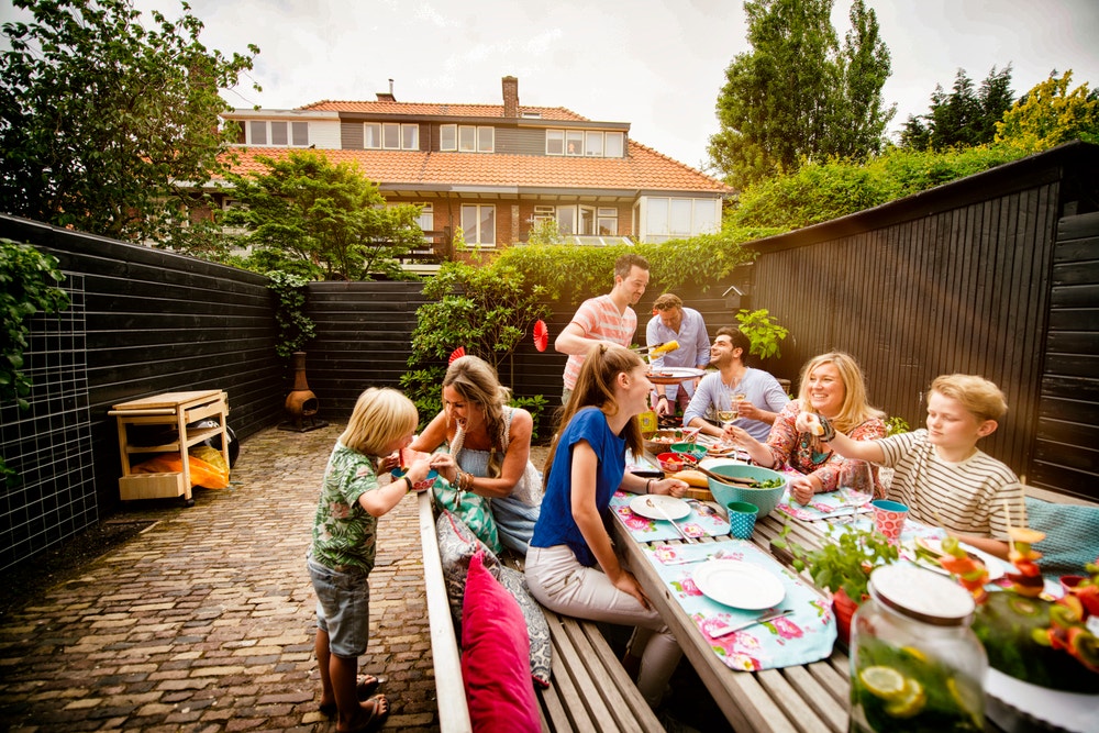 gezinnen eten in tuin