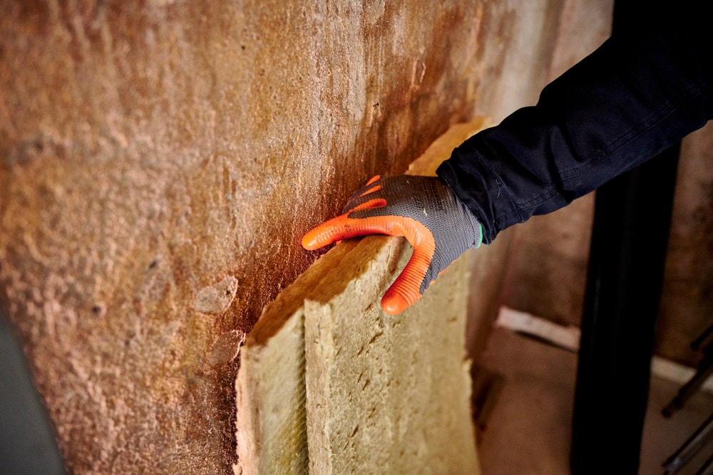 mens pakt isolatiemateriaal vast