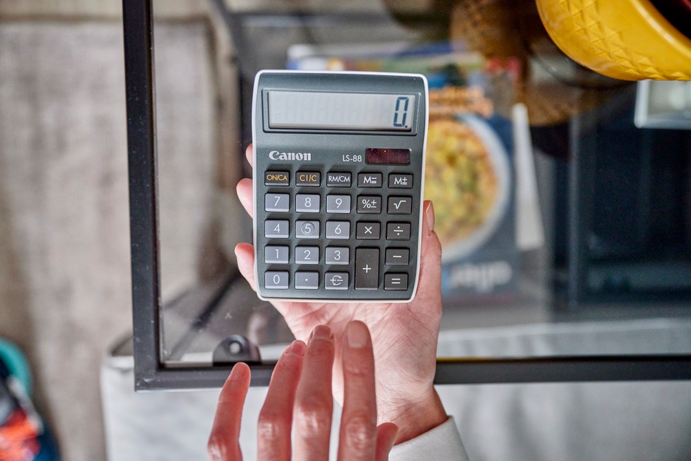 rekenmachine in hand