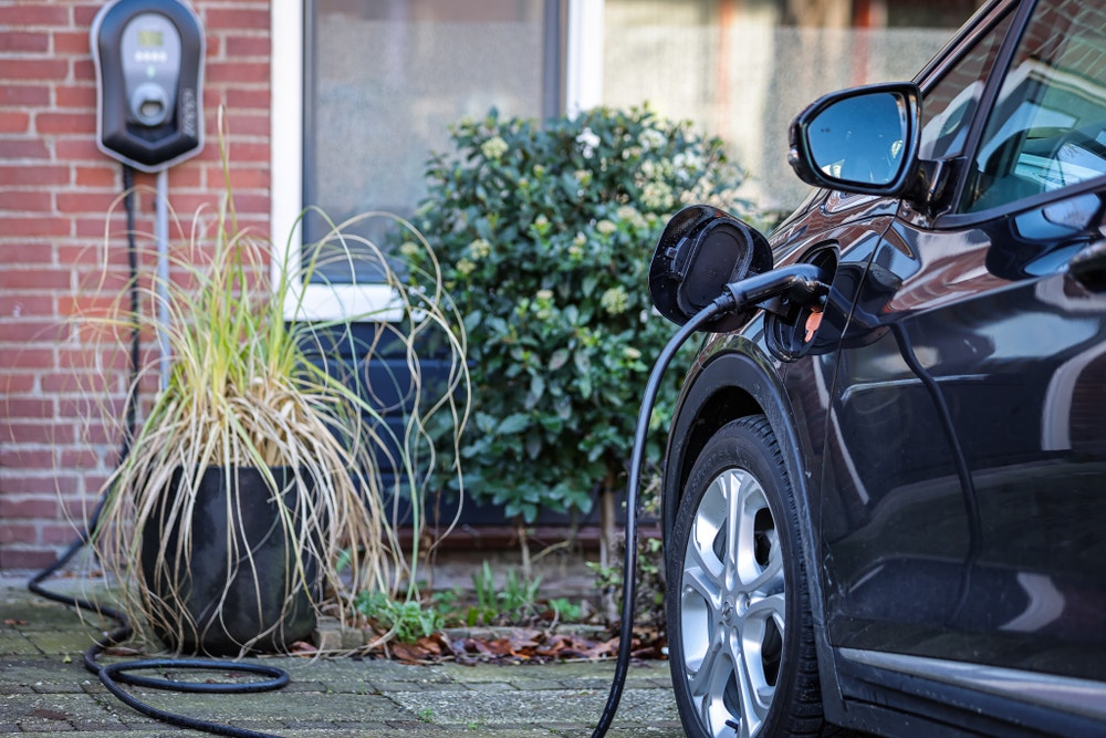 Elektrische auto die wordt opgeladen