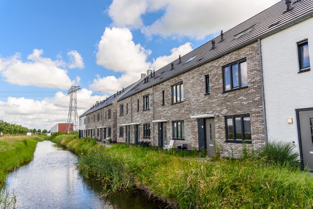 woningen met hoogspanningsmast