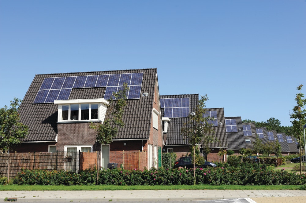 Huizen met zonnepanelen op het dak