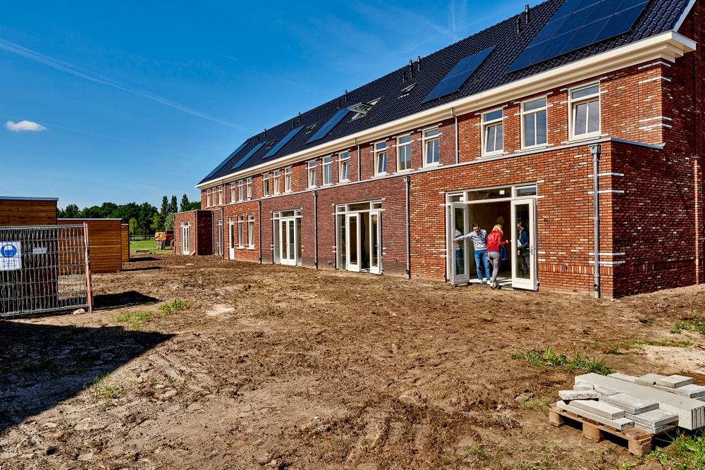 mensen bij achteringang nieuwbouwwoning