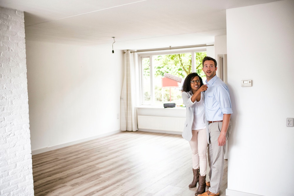 stel in lege huiskamer