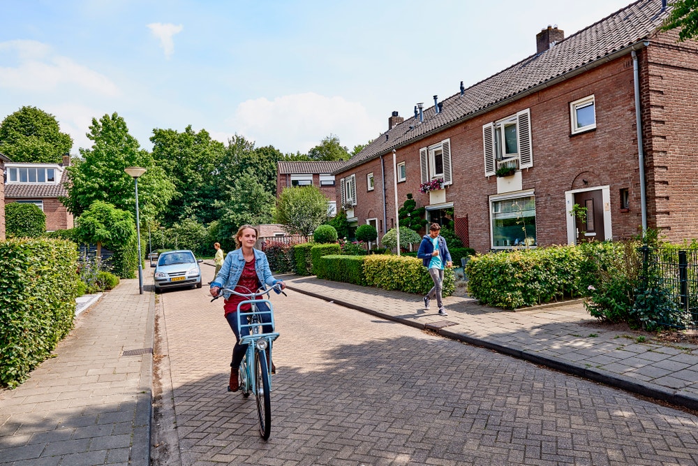 Vrouw fietst door de straat