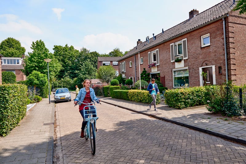 Vrouw fietst door de straat 