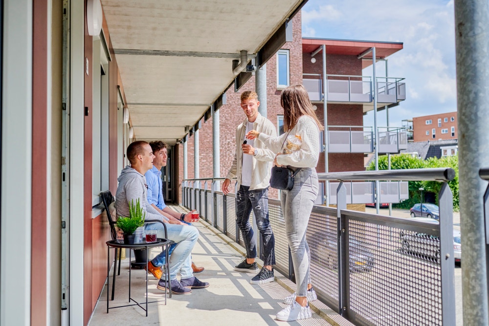 mensen praten op balkon