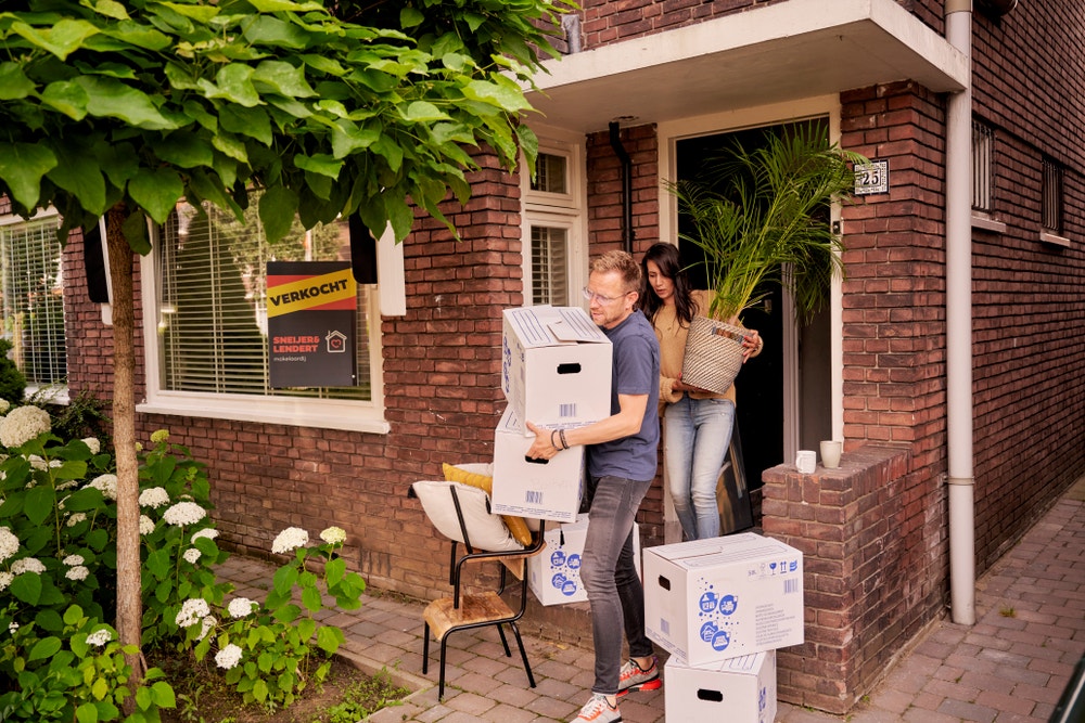 man en vrouw met verhuisspullen