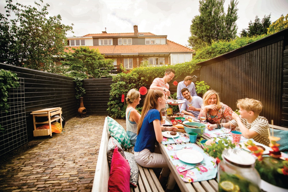 volwassenen en kinderen eten buiten aan tafel