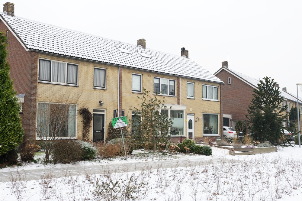 woonwijk na sneeuwval
