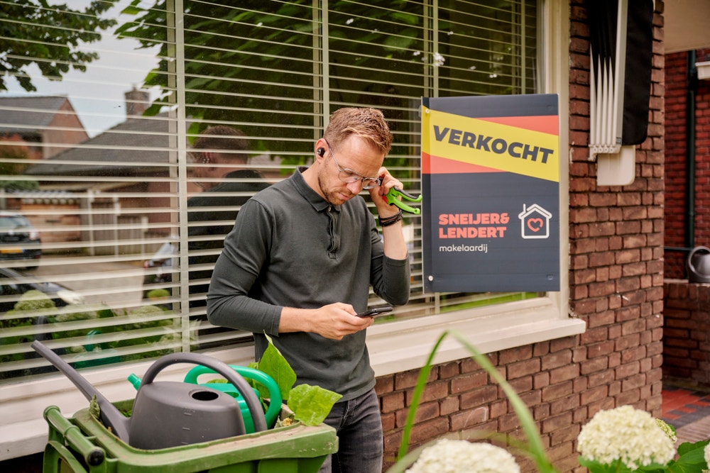 Man met tuinier spullen
