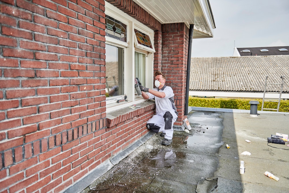 Schilder doet voorwerk voor buitenschilderwerk