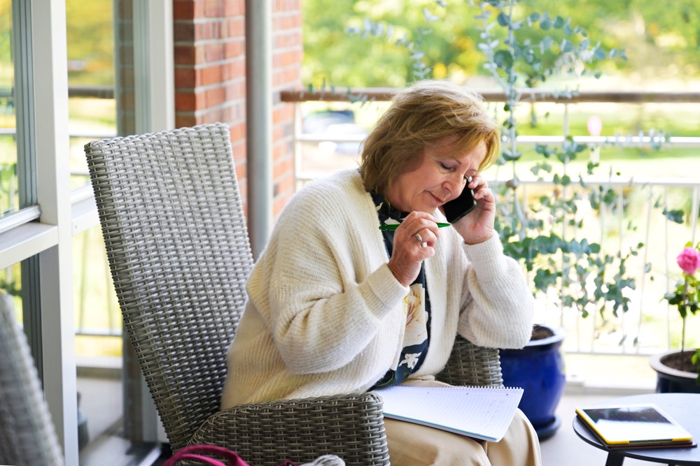 Vrouw belt op balkon