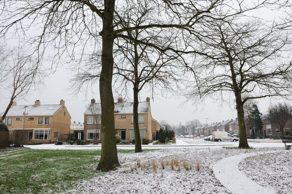 woonwijk na sneeuwval