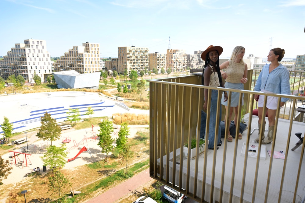 drie jonge vrouwen op balkon