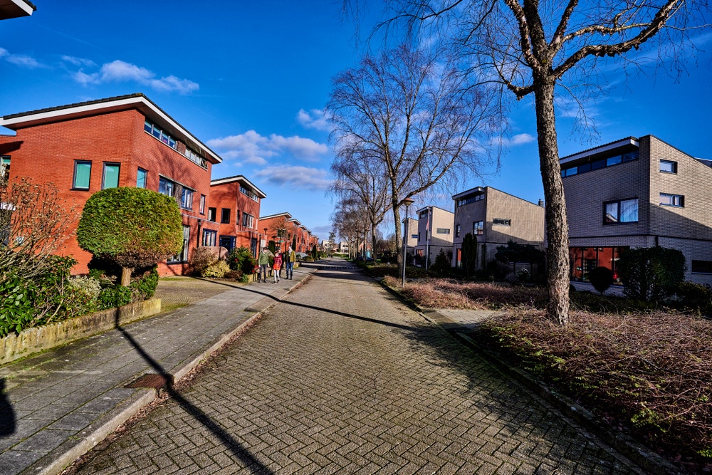 straat in woonwijk