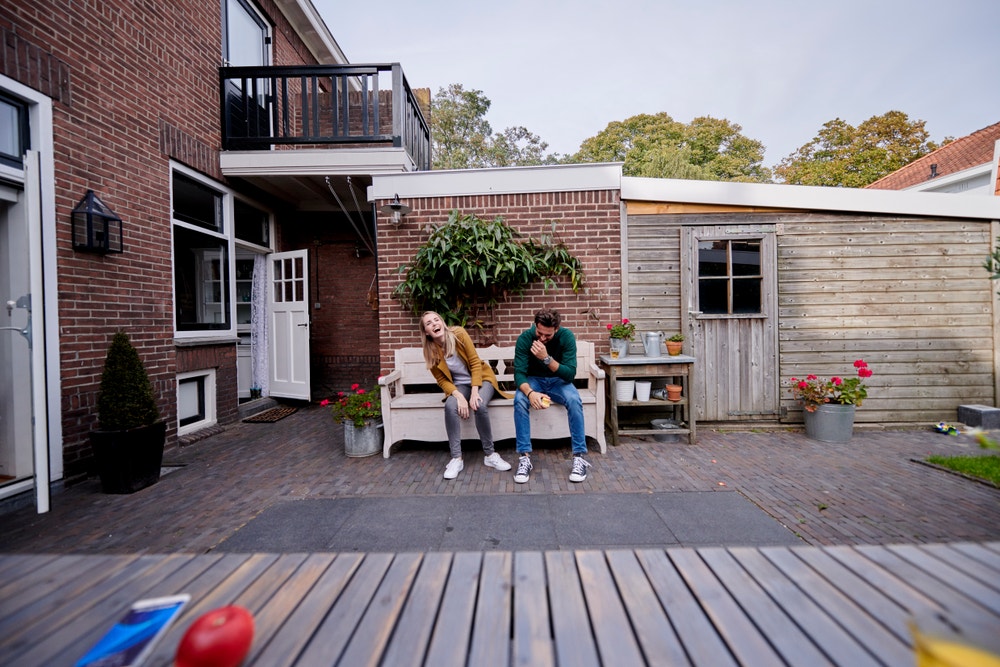 man en vrouw op bankje in tuin