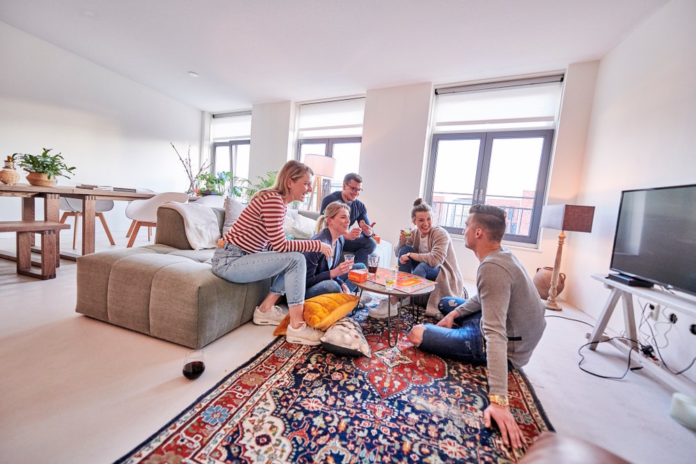 mensen in woonkamer